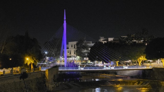 El cauce del río Segura se tiñe de morado en Murcia