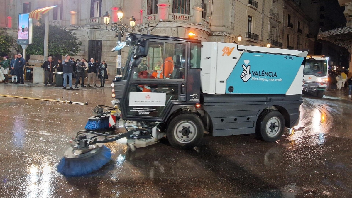 Equipos de limpieza durante las Fallas. - Foto: AYUNTAMIENTO DE VALÈNCIA Equipos de limpieza durante las Fallas.