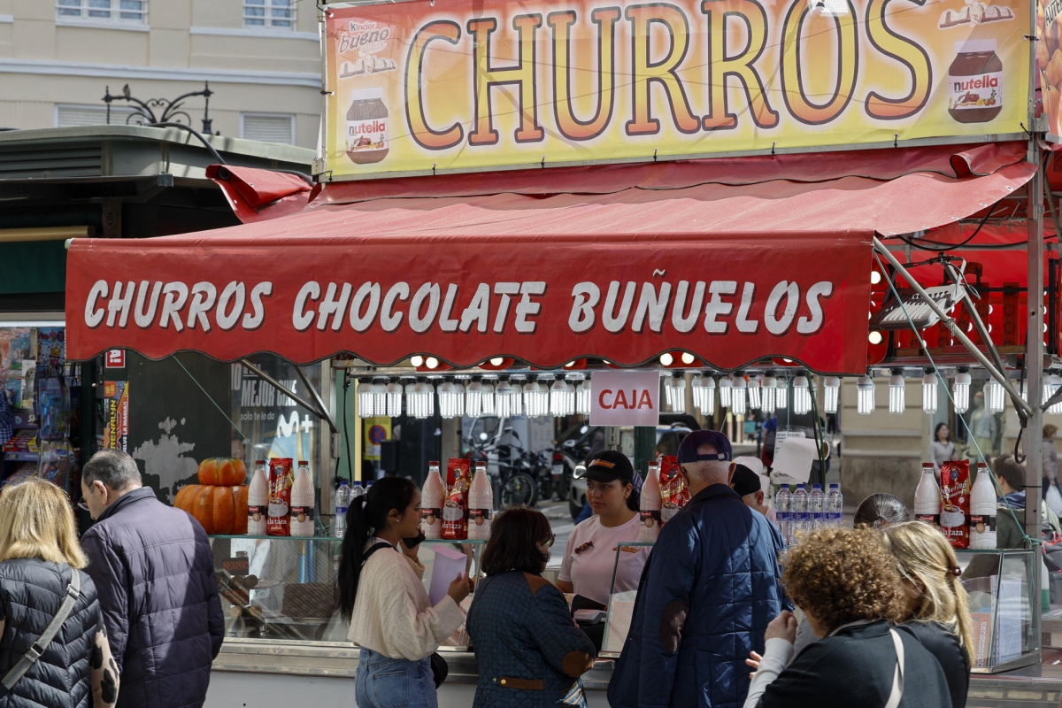 Puesto de churros durante las Fallas. - Foto: EFE / ANA ESCOBAR Puesto de churros durante las Fallas.