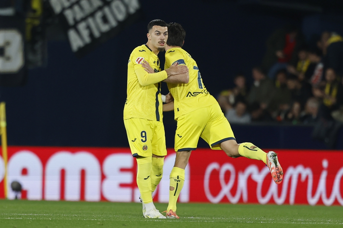 Mikautadze y Gerard celebrando su buen partido ante la Real.