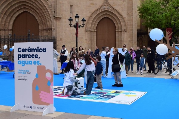 Cientos de castellonenses celebran el Día Mundial del Agua con educación y tecnología en la plaza Mayor