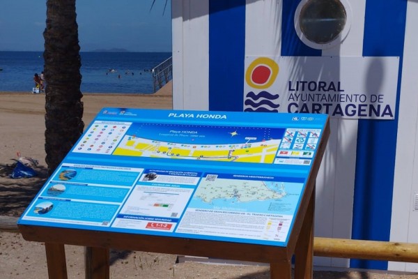 Cartagena estrena los paneles informativos de ocho playas del municipio 