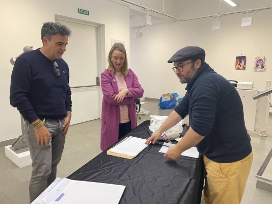 Vila-real inaugura l'exposició 'II Certamen Artístic Joan Simó: el respecte i la tolerància entre sexes'