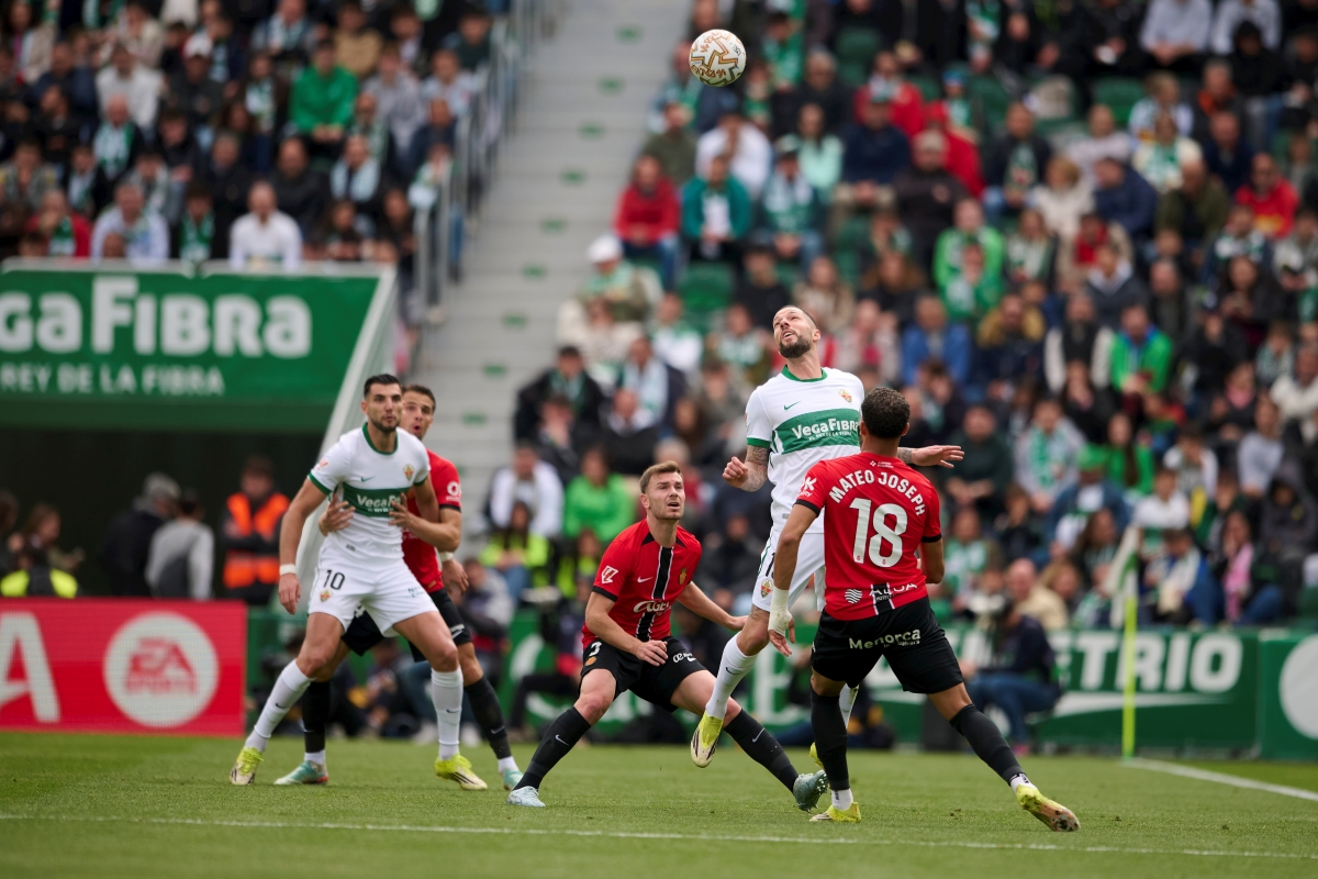 Toni Lato y Tete Morente disputan un balón