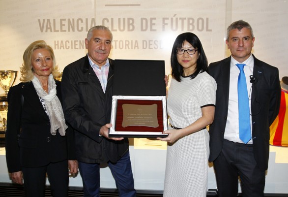 El Valencia entrega una placa conmemorativa a Andrés Valencia por sus 44 años de empleado en el club