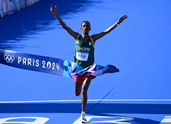 Tamirat Tola recupera la corona de maratón para Etiopía con récord olímpico
