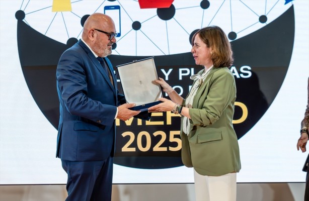 La Oficina Pateco del Consejo de Cámaras de la Comunitat Valenciana recibe la placa al Mérito en el Comercio