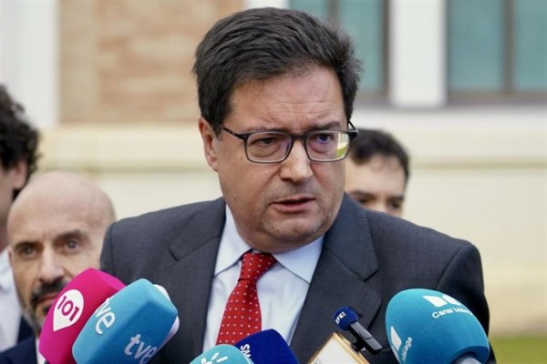 López avanza que en la primera quincena de abril se pondrá en marcha la jornada de 35 horas en la AGE