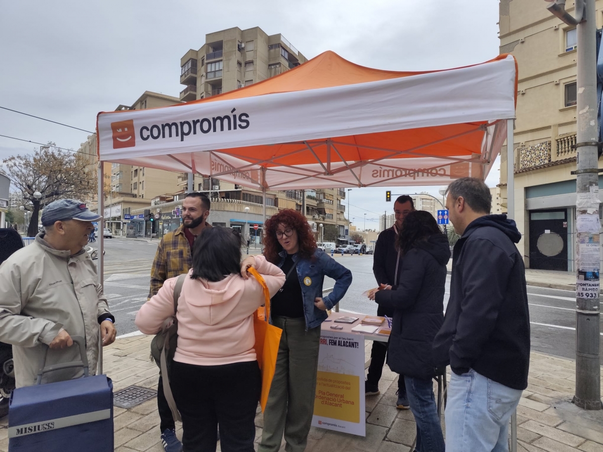 Compromís Alacant recoge propuestas ciudadanas en playa de San Juan para incorporarlas al Plan General