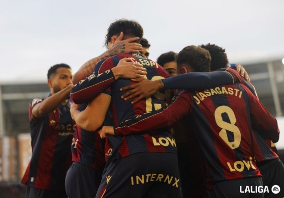 El Levante tumba al Oviedo y se queda a dos puntos de la permanencia