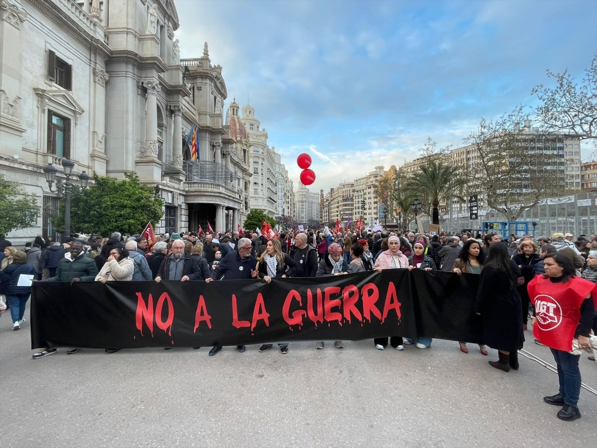 Una manifestación recorre el centro de València con el grito unánime de 