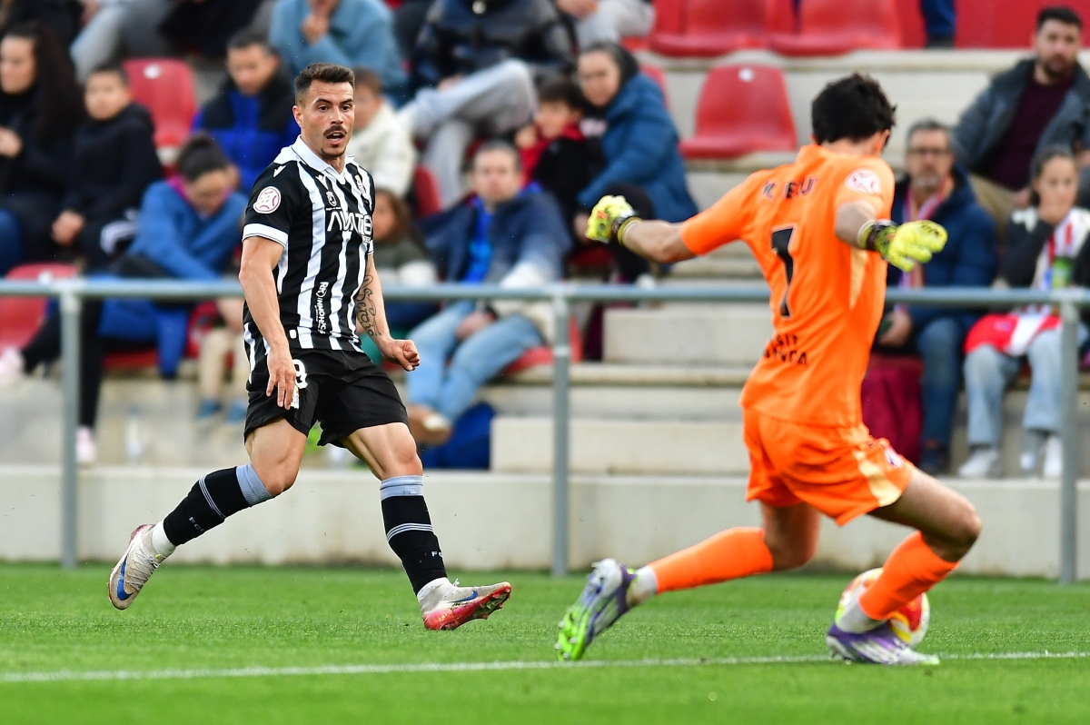 El Efesé encaja in extremis su primera derrota con Íñigo Vélez y sigue alejándose de la promoción