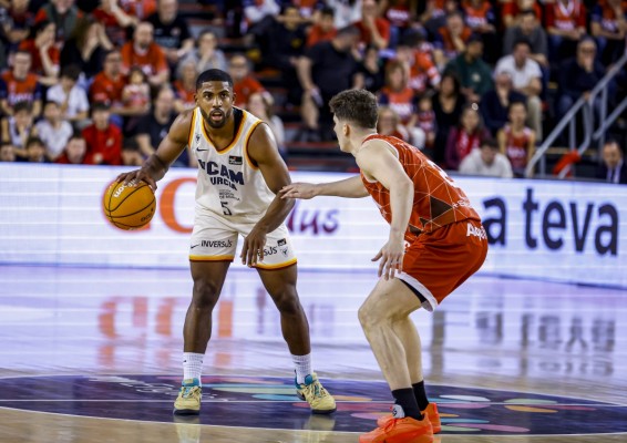 El UCAM CB, con un DeJulius excelso y que anotó 35 puntos, vence en Manresa para dormir tercero