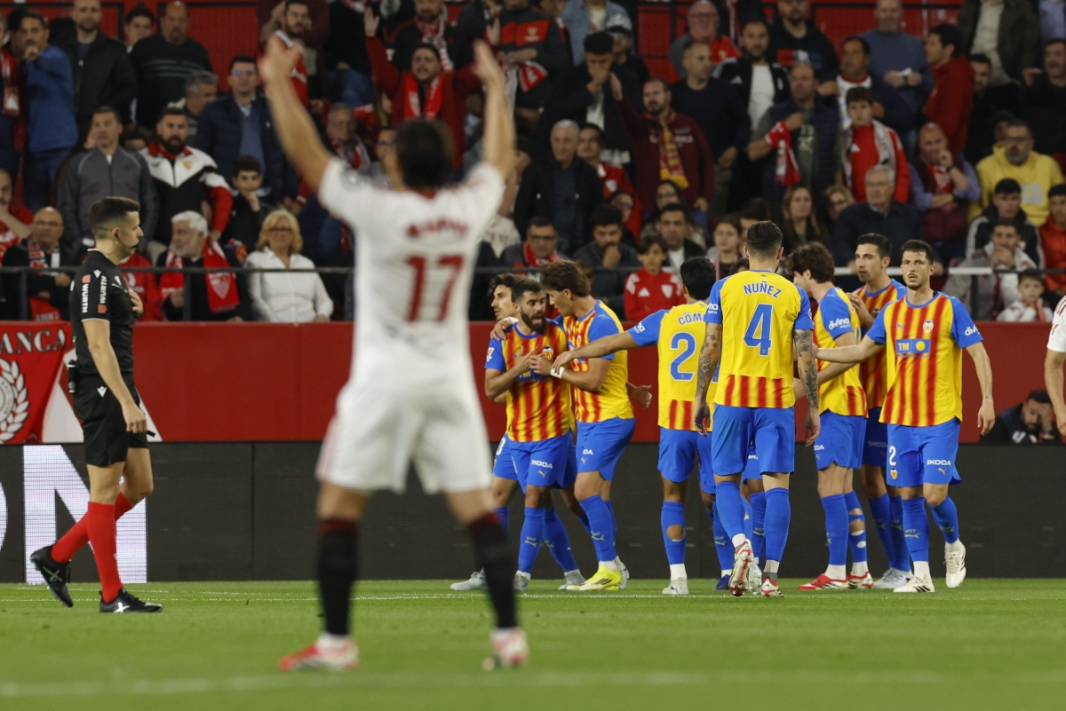 El Valencia CF conquista el Pizjuán y deja Europa a tres puntos