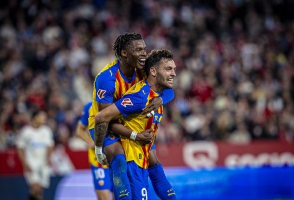 Las notas del Sevilla FC 0-2 Valencia CF: 'Zarpazos' de Hugo Duro y Ramazani