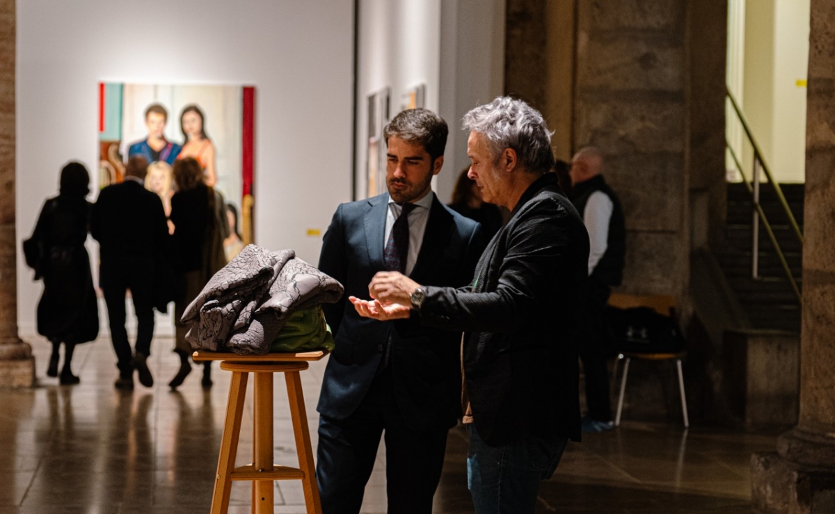 El arte en constante reinvención: el Almudí acoge un recorrido por el arte español del XXI con la muestra 'Tras esa montaña hay otra' 