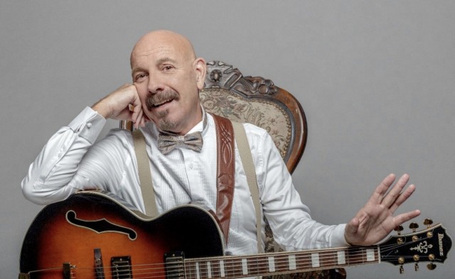 Javier Ruibal interpreta 'La plaza de los Ciegos', del proyecto valenciano Sábanas Tendidas