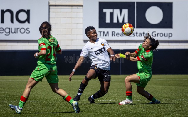 El Valencia femenino acerca posturas con el ascenso directo