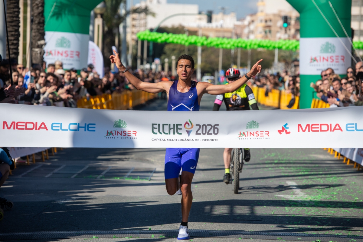 Ibrahim Chakir y la ecuatoriana Katherine Tisalema ganan el Medio Maratón de Elche