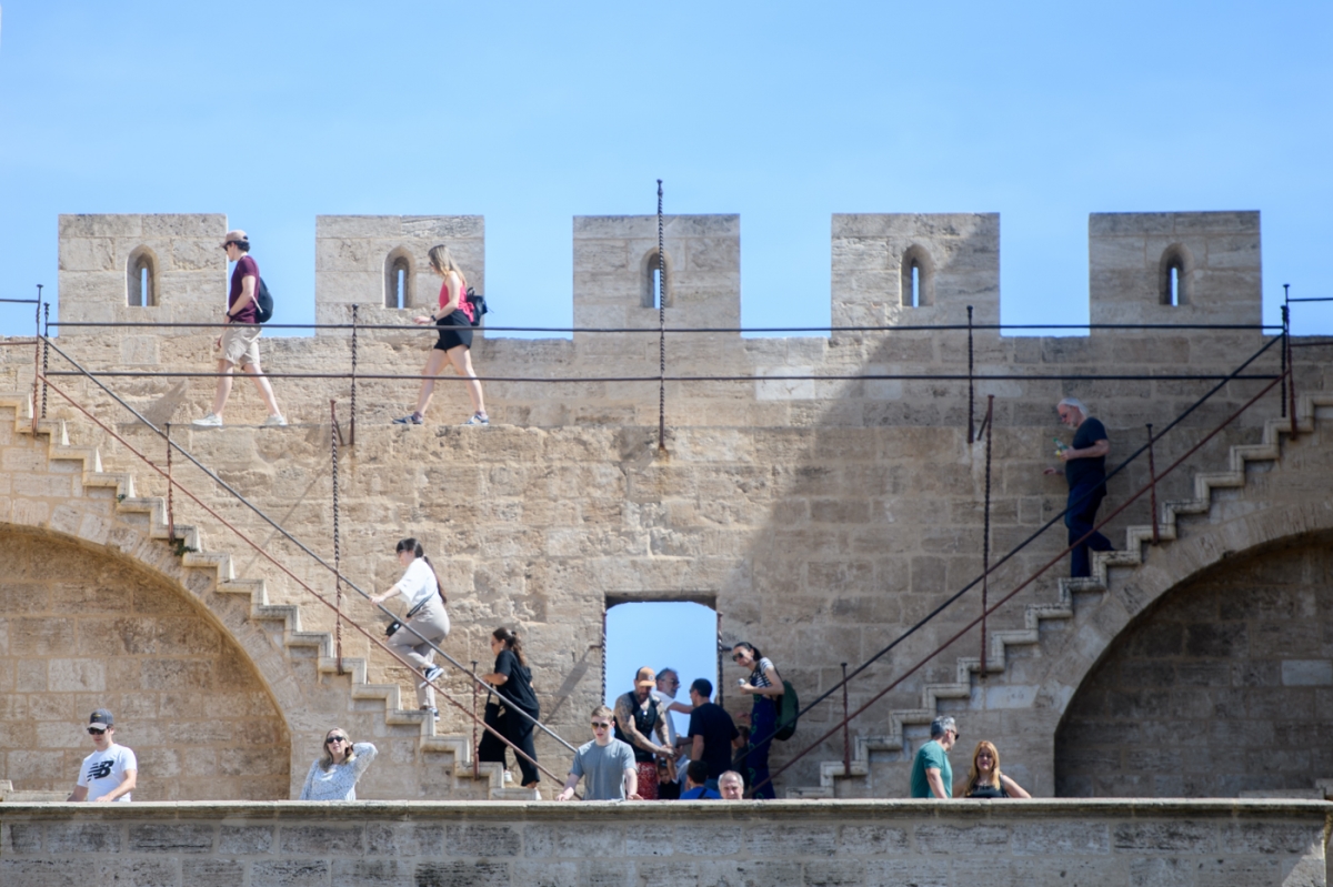 Turistas en las Torres de Serrano.