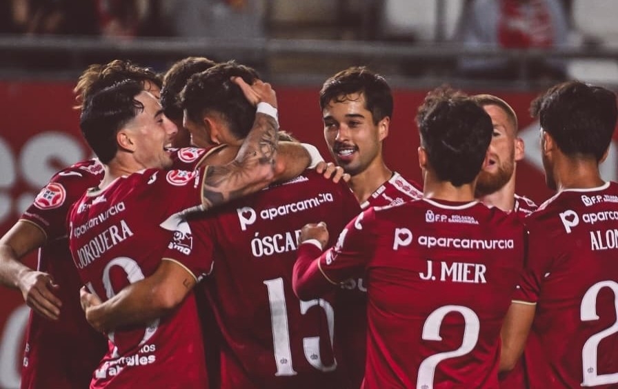 El Murcia, otra vez con diez, vuelve a ganar dos meses y medio después y sale de la zona de descenso