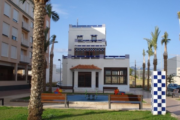 Más sombra o nuevas zonas de juego: Castelló retoma la mejora de la plaza junto al edificio del Maset Blau