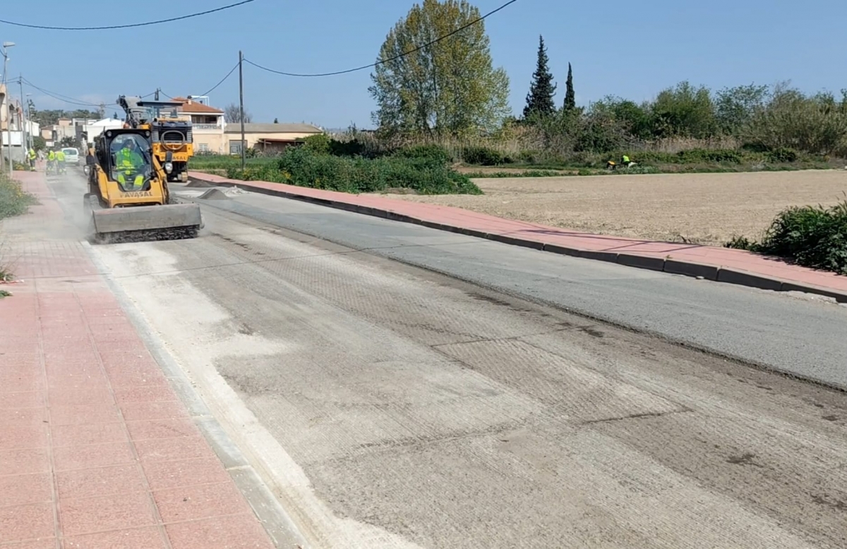Zarandona estrena asfalto en la avenida Cabezo de Torres tras la renovación de 2.500 metros cuadrados