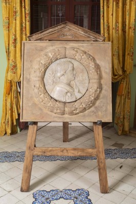 El Centro del Santo Cáliz expondrá una réplica del medallón de Alfons el Magnànim y un azulejo del Palau del Real