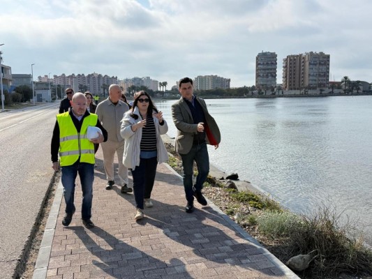 Las obras de dos kilómetros de acera en La Manga, entre el Parque del Deporte y Veneziola, estarán acabadas en un mes