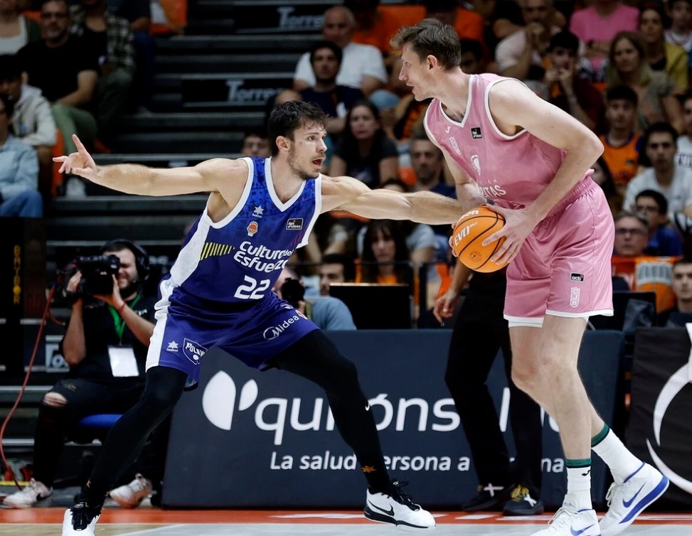 El Valencia acordó en la rescisión de Happ no jugar en contra este curso