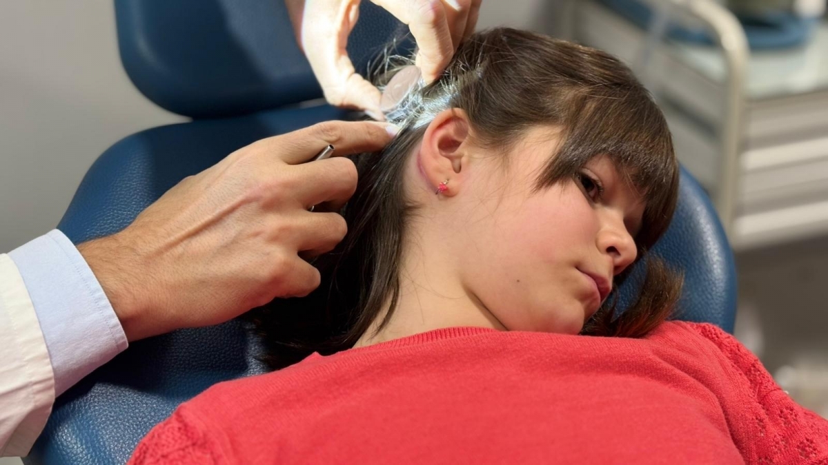 Vithas Valencia 9 d'Octubre implanta un sistema coclear inteligente para mejorar la audición del paciente con hipoacusia