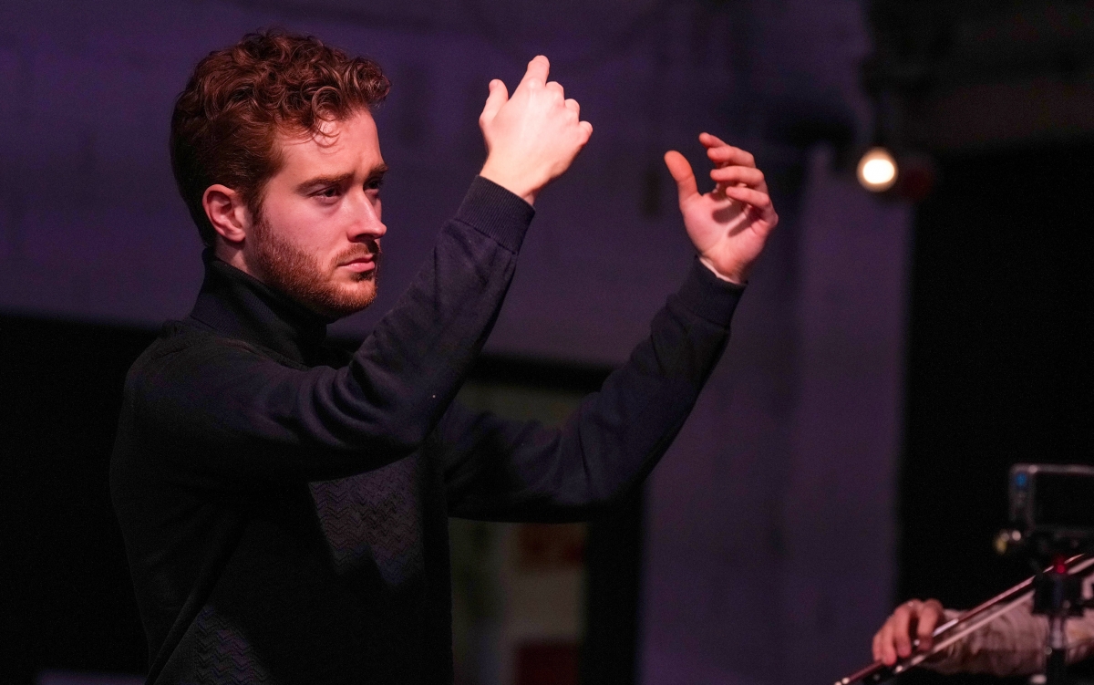 Jacobo Christensen dirigiendo a la orquesta Nostrum Mare Camerata.