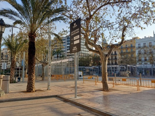 València retira los 12 kilómetros de vallas desplegadas en la calle en Fallas