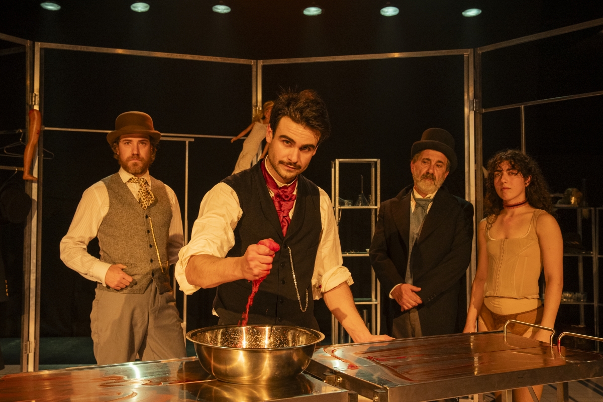 El valenciano Javier Sahuquillo, Premio ADE a Mejor Dirección Emergente por ‘Afectuosamente suyo, Jack el destripador’