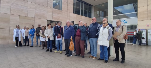 Sanidad pública en alerta: varios colectivos exigen una solución urgente para la fachada del Santa Lucía, tras el incendio de noviembre