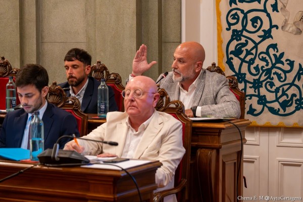 Duelo en Cartagena: Salinas (ex de Vox) y López Pretel, ya vicealcalde, intercambian lecciones de dignidad