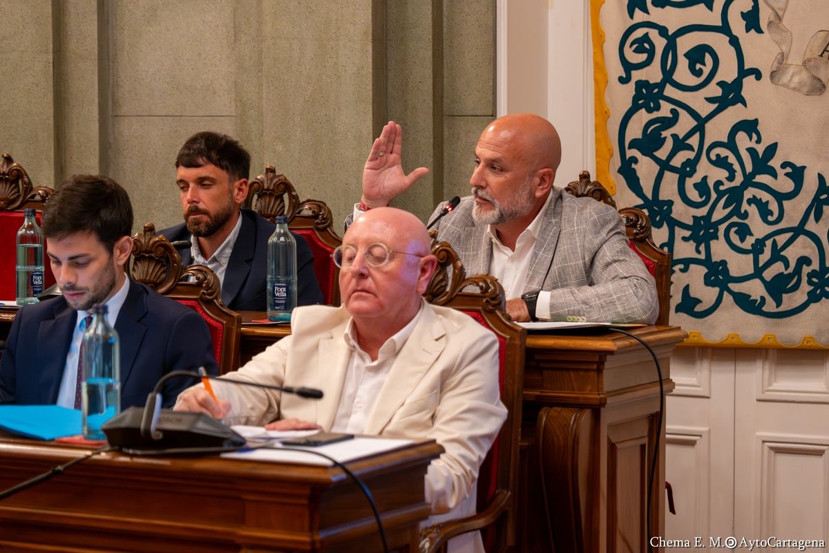 Duelo en Cartagena: Salinas (ex de Vox) y López Pretel, ya vicealcalde, intercambian lecciones de dignidad