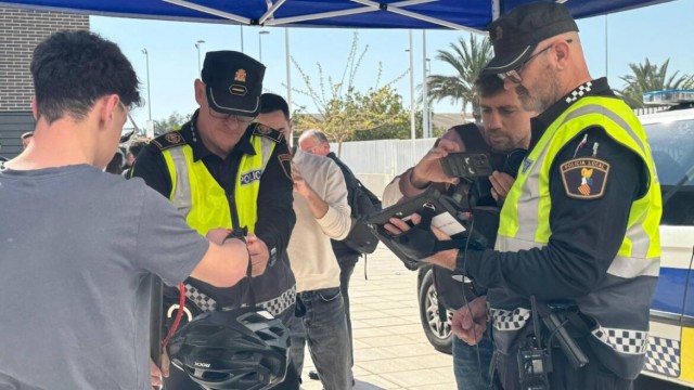 Ayuntamiento de Elche y Policía Local impulsan en el IES Vicente Verdú la formación sobre el uso de patinetes