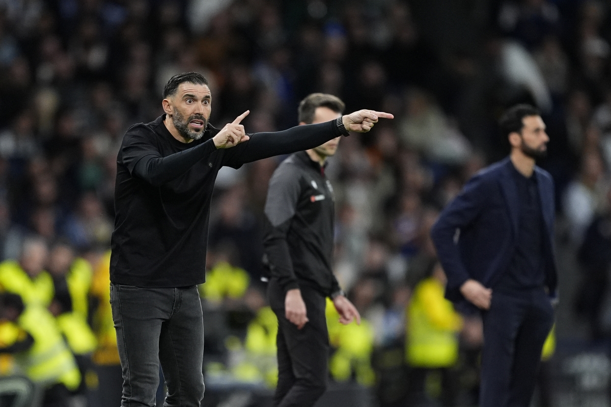 Sarabia da instrucciones a los suyos en el Bernabéu