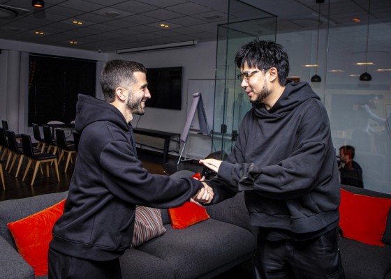 Kiat Lim, en el entrenamiento del Valencia; Thierry completa una parte y Gayà al margen