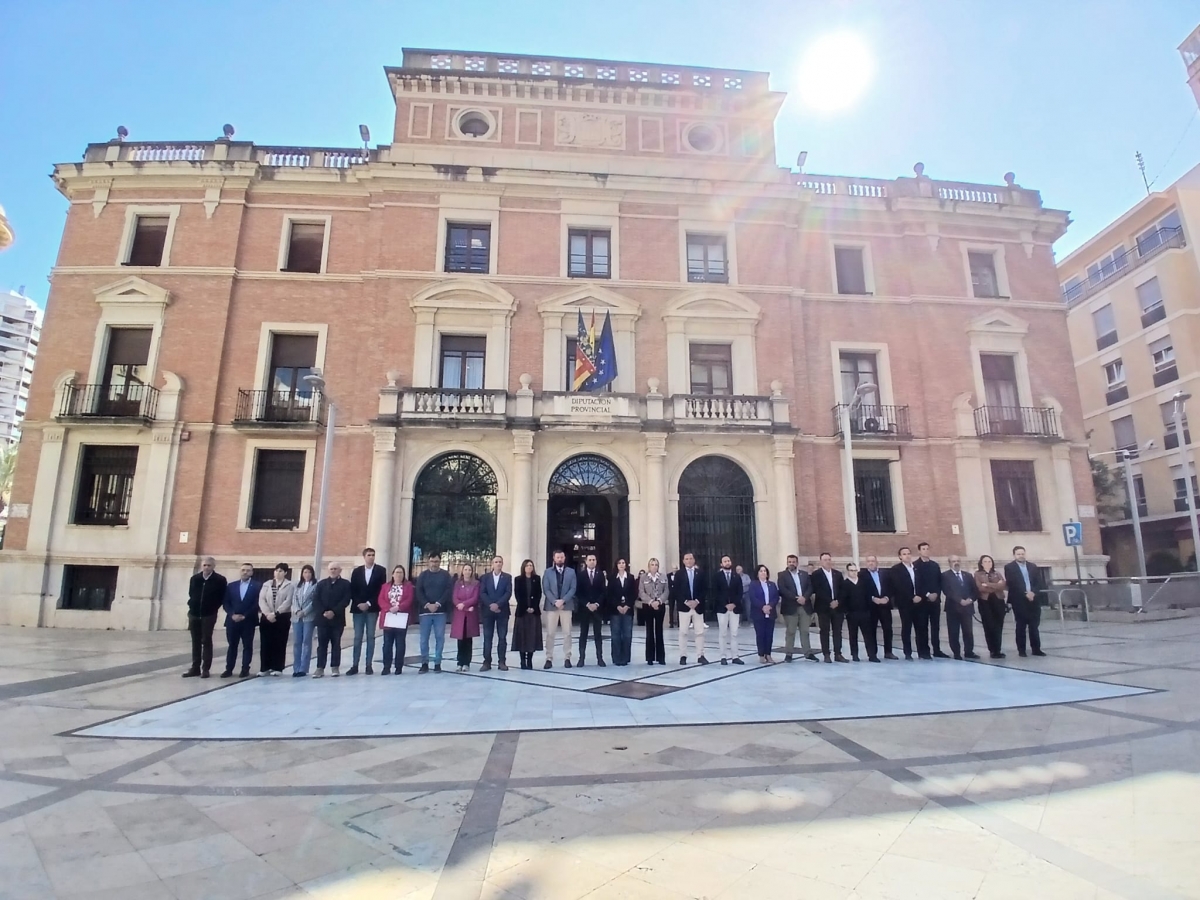 Minuto de silencio en la Diputación por el caso de violencia vicaria de Torrevieja.