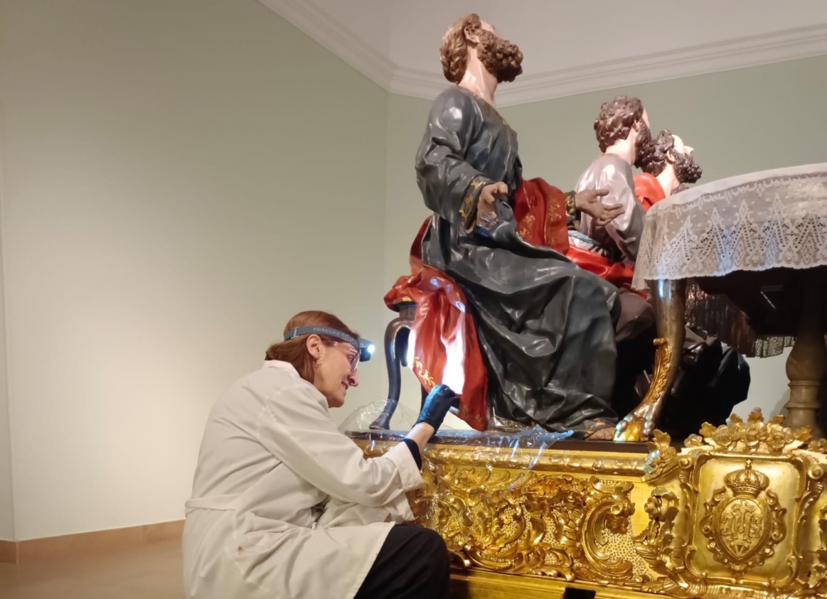 La restauradora María Amparo, en el paso de La última Cena. - Foto: CEDIDA La restauradora María Amparo, en el paso de La última Cena.