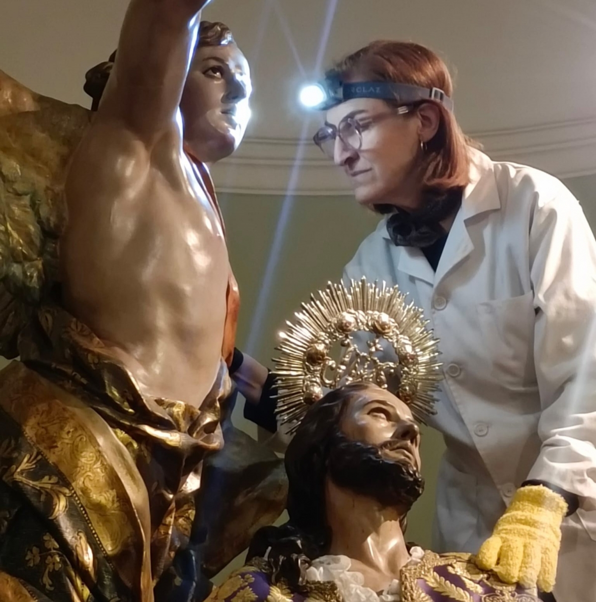 La restauradora María Amparo, en el paso de La oración en el huerto. - Foto: CEDIDA La restauradora María Amparo, en el paso de La oración en el huerto.