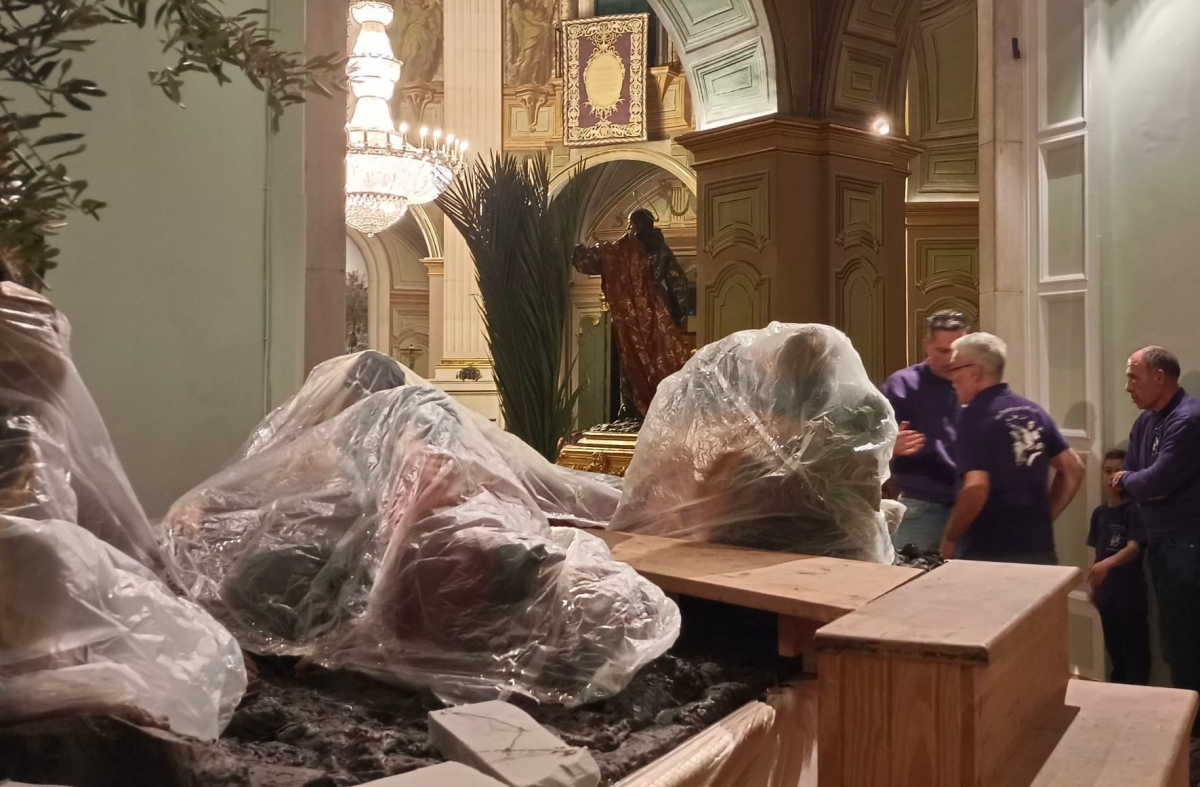 Los tronos, cubiertos con los plásticos. - Foto: CEDIDA Los tronos, cubiertos con los plásticos.