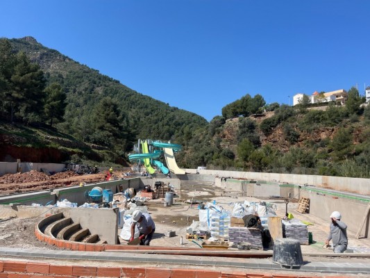 Las obras del nuevo parque acuático de la Vall d'Uixó alcanzan el 50% y avanzan para abrir este verano