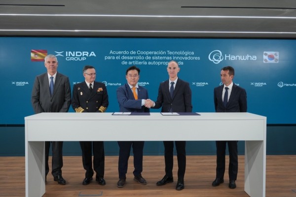 Indra y Hanwha invertirán 130 millones para desarrollar sistemas de artillería totalmente nacionales
