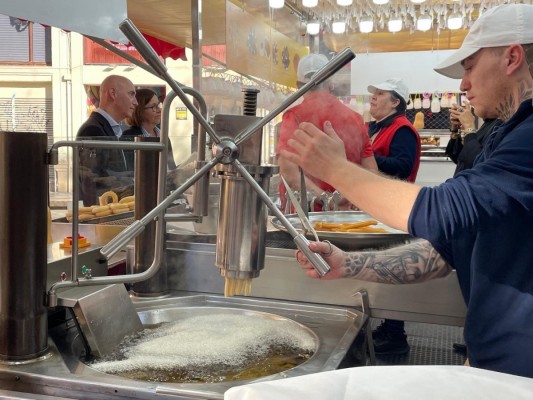 Los hosteleros reclaman reorganizar las churrerías en Fallas, mejor oferta y más limpieza
