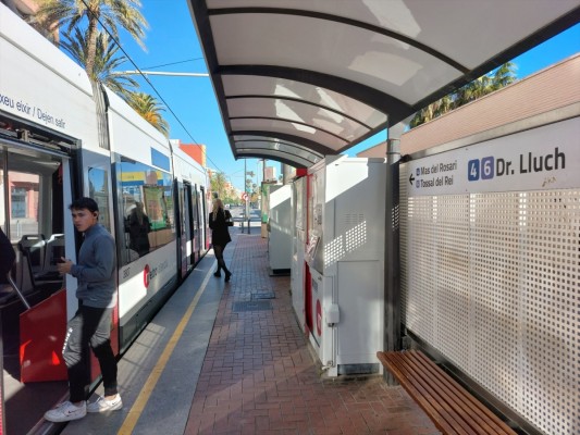 Interrumpido el servicio en las líneas 4 y 6 del tranvía en València tras chocar con un coche