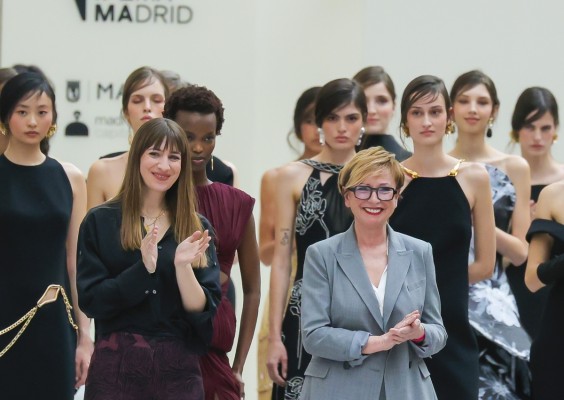 Isabel Sanchis apuesta por unificar piezas 'prêt-à-porter' y prendas de costura en su nueva colección 