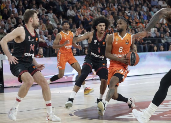 Valencia Basket sobrevive al arbitraje y 'tumba' a Olympiacos en un final de 'infarto'